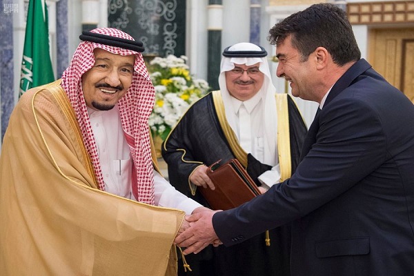 الملك سلمان بن عبد العزيز خلال استقباله رئيس اللجنة الفرعية لشراكات حلف شمال الأطلسي 