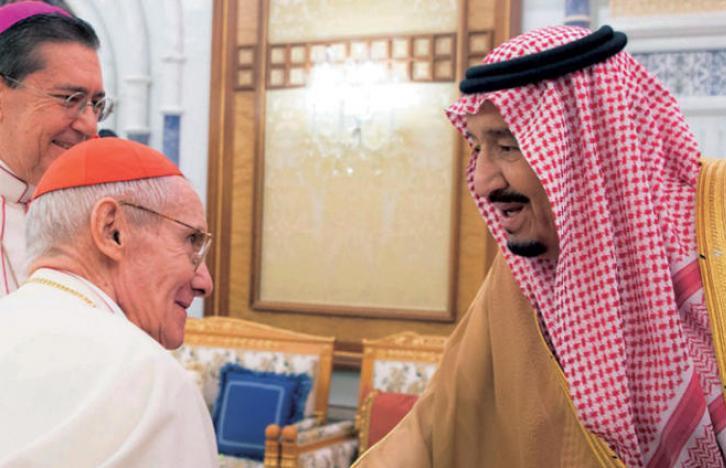 العاهل السعودي يلتقي رئيس المجلس البابوي في الفاتيكان