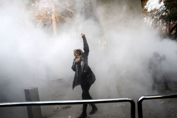 اعتداء الشرطة الإيرانية على شابة يثير موجة احتجاج