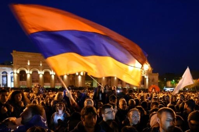 الرئيس الأرمني يلتقي زعيم المعارضة على وقع استمرار التظاهرات