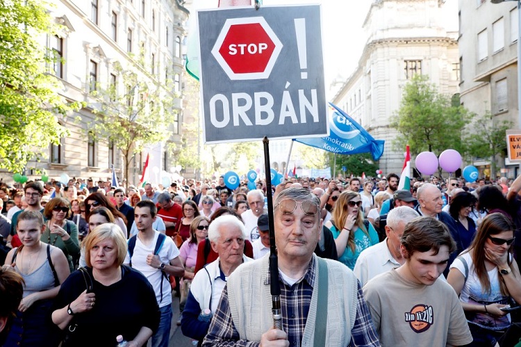 عشرات الآلاف من المجريين يتحدون رئيس الوزراء