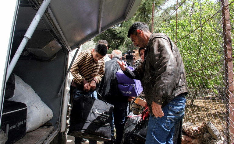500 لاجئ سوري يغادرون لبنان عائدين الى بلدهم