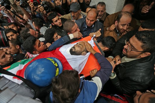 آلاف الفلسطينيين في تشييع صحافي قتل برصاص الجيش الاسرائيلي