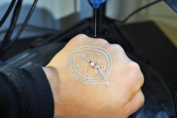 استخدام الطباعة ثلاثية الأبعاد لطبع أجهزة الكترونية على اليد