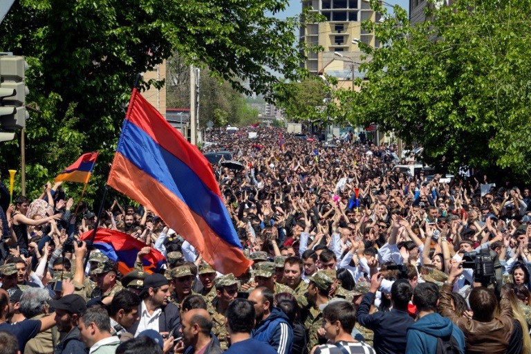 أرمينيا تحيي ذكرى الإبادة غداة استقالة رئيس حكومتها