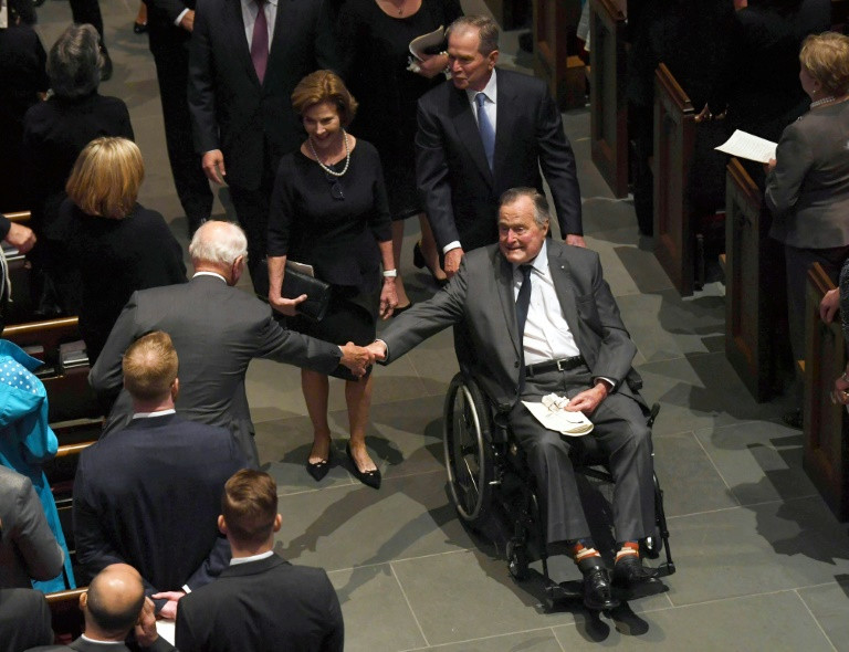 نقل جورج بوش الاب الى المستشفى غداة دفن زوجته