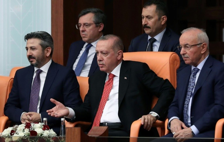 أردوغان يهاجم المعارضة لمساعدتها حزبا ناشئا على خوض الانتخابات