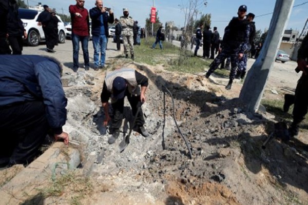 حماس: ضباط مخابرات فلسطينيين دبروا تفجير موكب الحمد الله