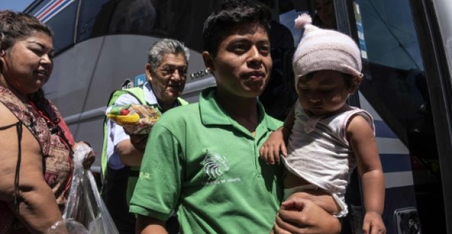 قافلة مهاجرين أغضبت ترمب تصل الى الحدود الاميركية المكسيكية