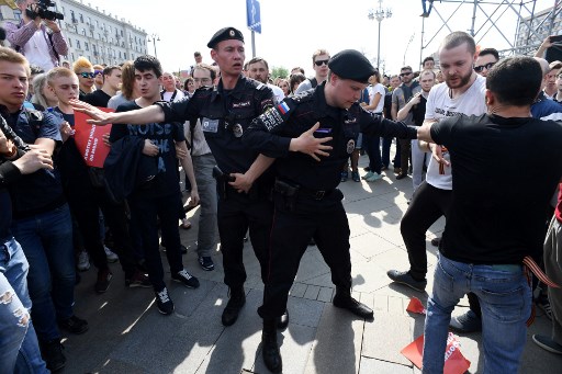 الشرطة الروسية تعتقل المعارض نافالني خلال تظاهرة ضد بوتين