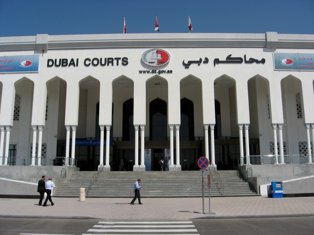 دبي تدشن أول محكمة بالعالم تنظر في القضايا بالتزامن