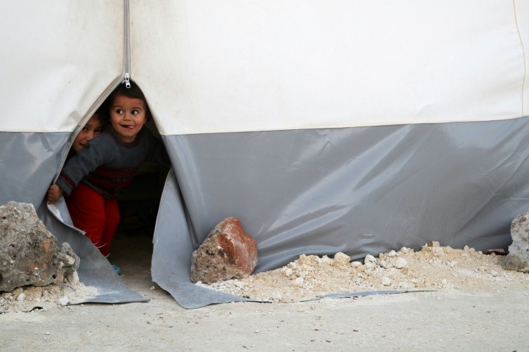منظمات تحذر من تأثير القيود المصرفية على تمويل المساعدات للسوريين