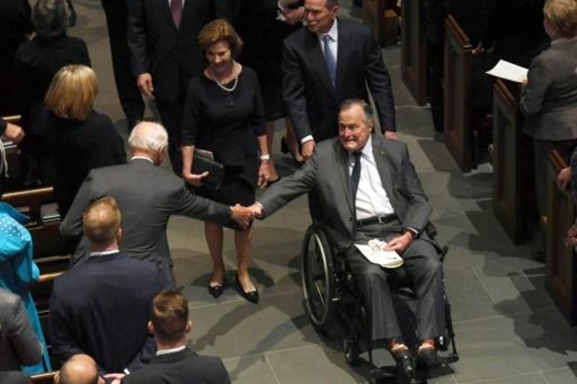 السماح لجورج بوش الاب بمغادرة المستشفى