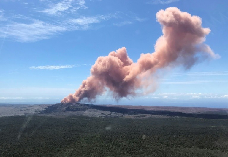آلاف السكان يفرون مع ثوران بركان في هاواي