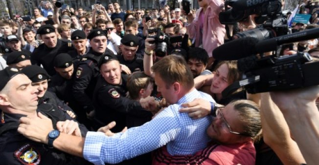 الإفراج عن أليكسي نافالني بعد تظاهرات ضد بوتين