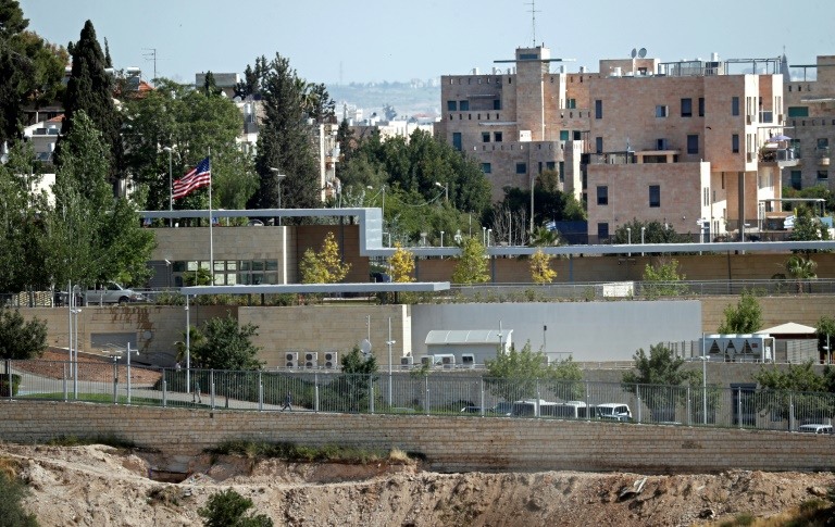 نصب أولى اللافتات التي تشير إلى موقع السفارة الأميركية في القدس