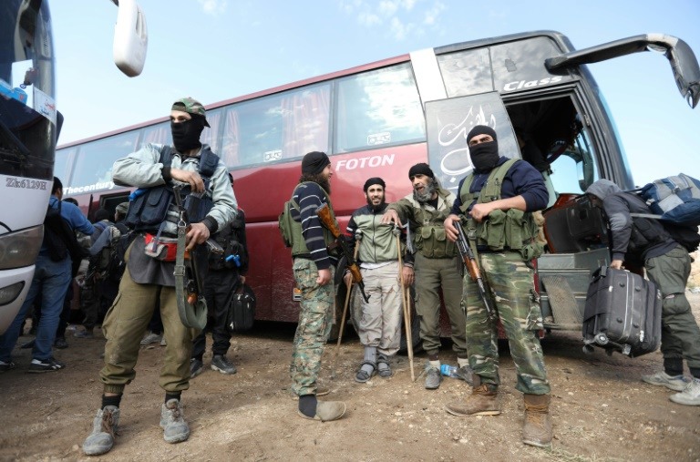 مقاتلون معارضون يستعدون للخروج من بلدات جنوب دمشق