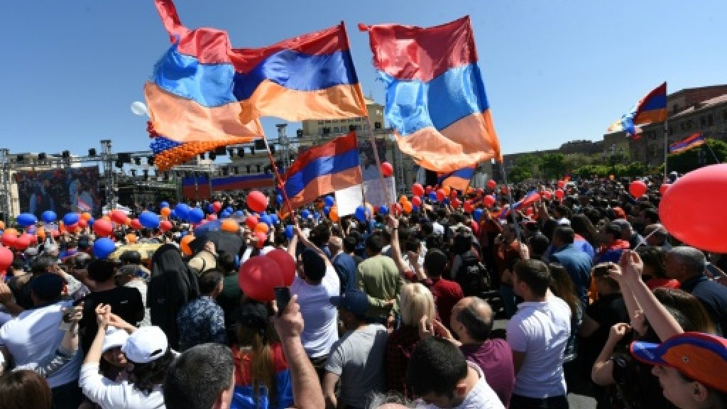 آلاف المتظاهرين المؤيدين لباشينيان يشلون العاصمة الأرمنية