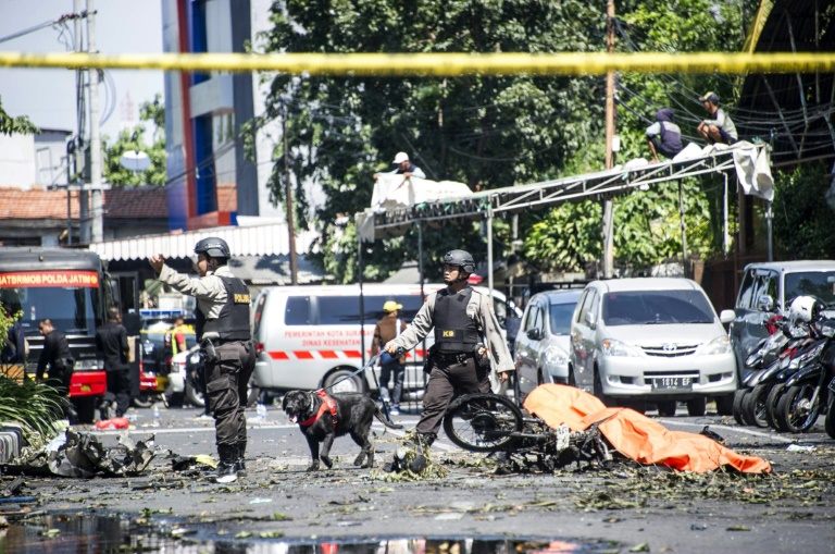 عائلة انتحارية شاركت في الاعتداءات ضد الكنائس في أندونيسيا