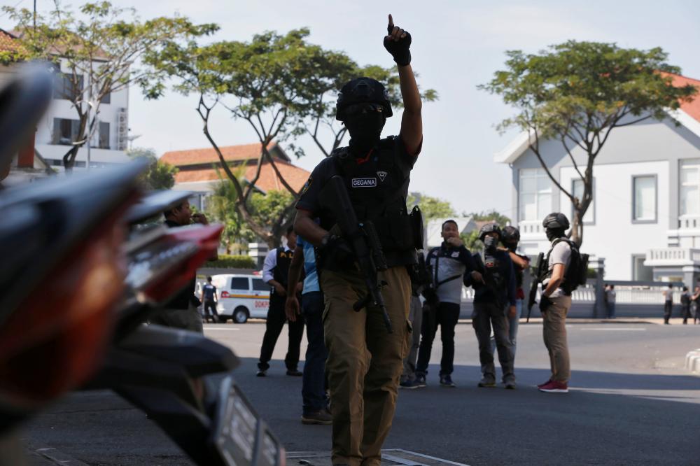 تفجير انتحاري يستهدف مقرًا للشرطة في أندونيسيا