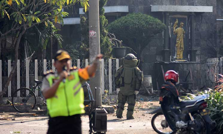 قتيلان و13 جريحًا باعتداءات على كنائس في أندونيسيا