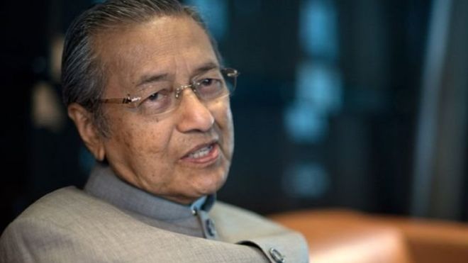 مهاتير محمد: الملك الماليزي يعفو عن المعارض أنور إبراهيم