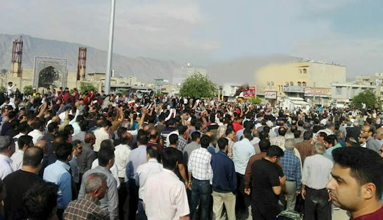 مواطنو مدينة كازرون الايرانية خلال احتجاجات