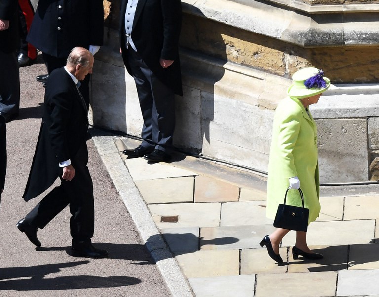 الملكة اليزابيث تظهر بألوان زاهية في زفاف هاري