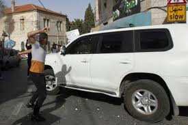 محتجون فلسطينيون يرمون بالبيض سيارة تقلّ وفدًا أميركيًا في الضفة