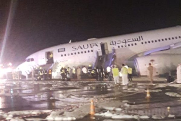 بالفيديو: هبوط اضطراري في مطار الملك عبدالعزيز