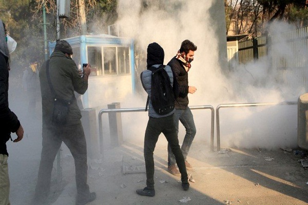 احتجاجات ضخمة في معظم المدن الإيرانية