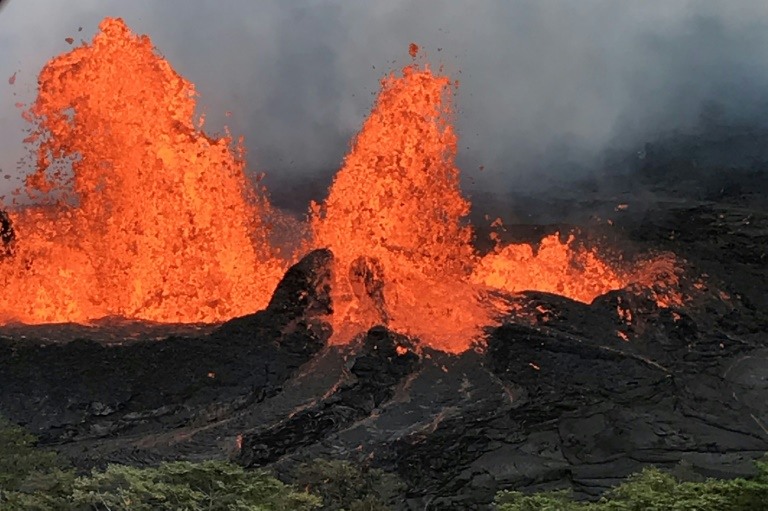 حمم بركان كيلاويا في هاواي تقترب من محطة لتوليد الكهرباء