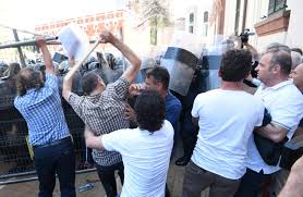 إصابة 11 شرطيًا وصحافيًا في تظاهرة للمعارضة في ألبانيا