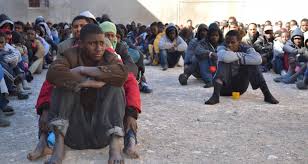 فرار مئة مهاجر من مخيم تحت سيطرة مهرّبين في ليبيا