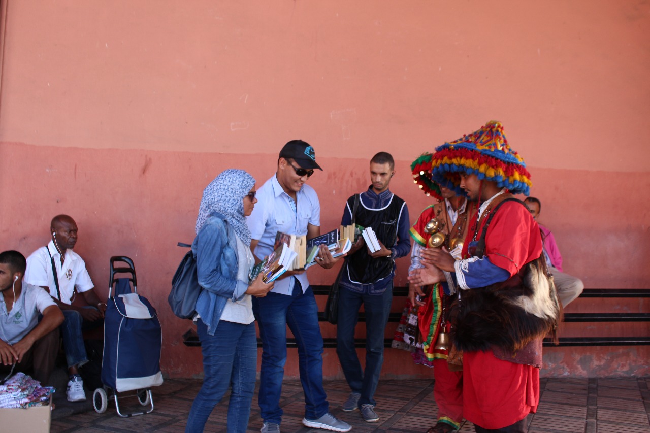 «سقاؤون» يوزعون 1000 كتاب على سكان مراكش