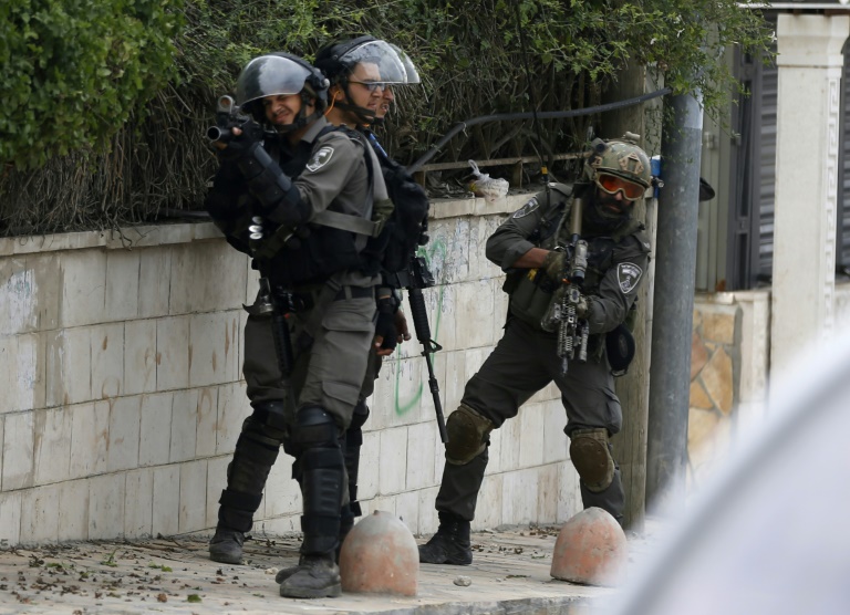 الجيش الإسرائيلي يدهم مخيمًا فلسطينيًا بالضفة الغربية