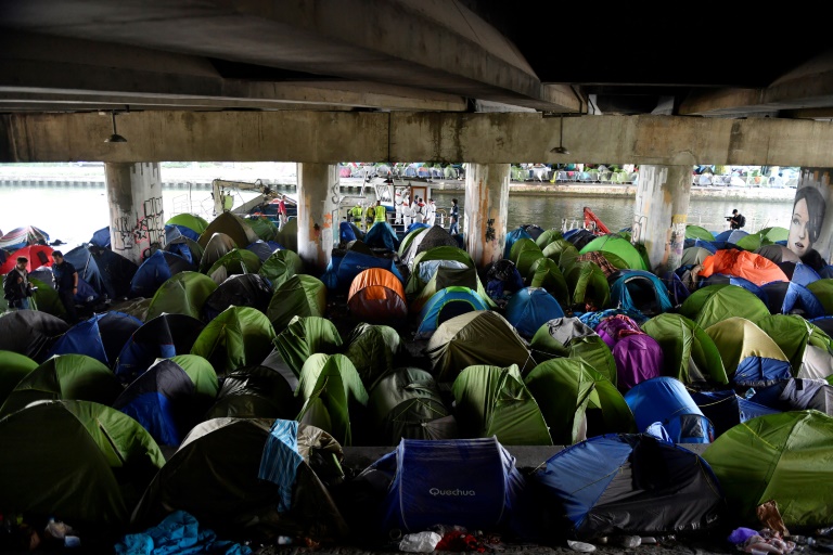 بدء إخلاء أكبر مخيم للمهاجرين في باريس
