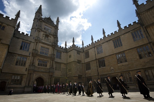جامعتا أوكسفورد وكامبريدج تملكان 21 مليار جنيه استرليني