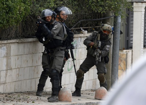 مقتل فلسطيني حاول دهس جنود اسرائيليين بسيارته في الخليل