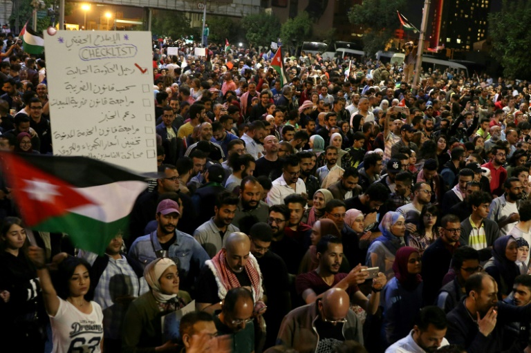 احتجاجات ليلية جديدة في الأردن ضد مشروع قانون ضريبة