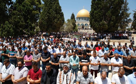280 الف فلسطيني ادوا الصلاة في الاقصى في الجمعة الاخيرة من رمضان
