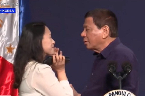 قبلة رئيس الفيليبين تثير الجدل