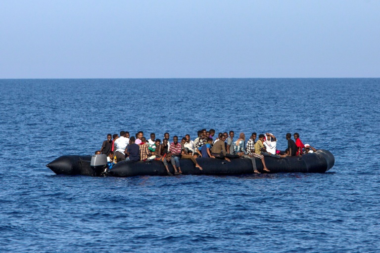 مصرع 46 مهاجرا وفقدان 16 آخرين في غرق زورق في خليج عدن