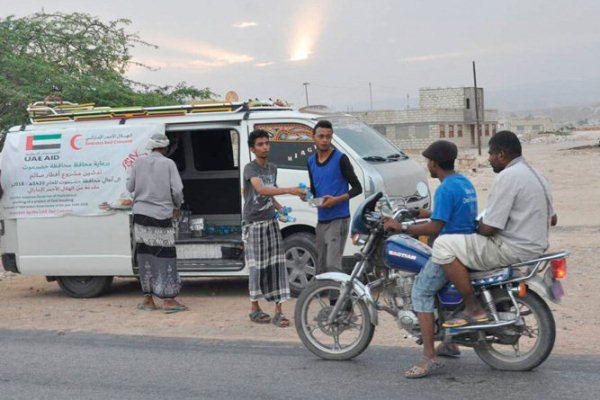 الإمارات تواصل توزيع وجبات الافطار في اليمن