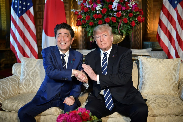 ترمب يستقبل رئيس الوزراء الياباني