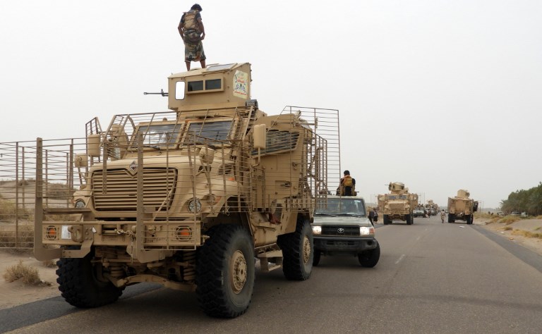 القوات اليمنية تقاتل الحوثيين في محيط مطار الحديدة