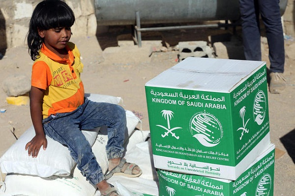 السعودية تواصل توزيع السلال الغذائية في الحديدة