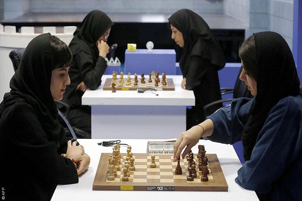 بسبب الحجاب.. بطلة شطرنج تنسحب من مسابقة في إيران