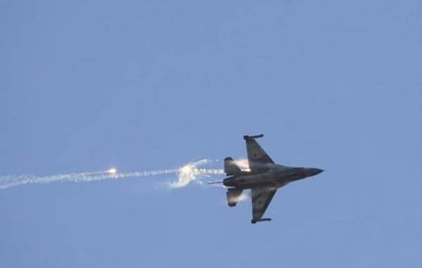 طائرة إسرائيلية تستهدف فلسطينيين كانوا يعدون بالونات حارقة