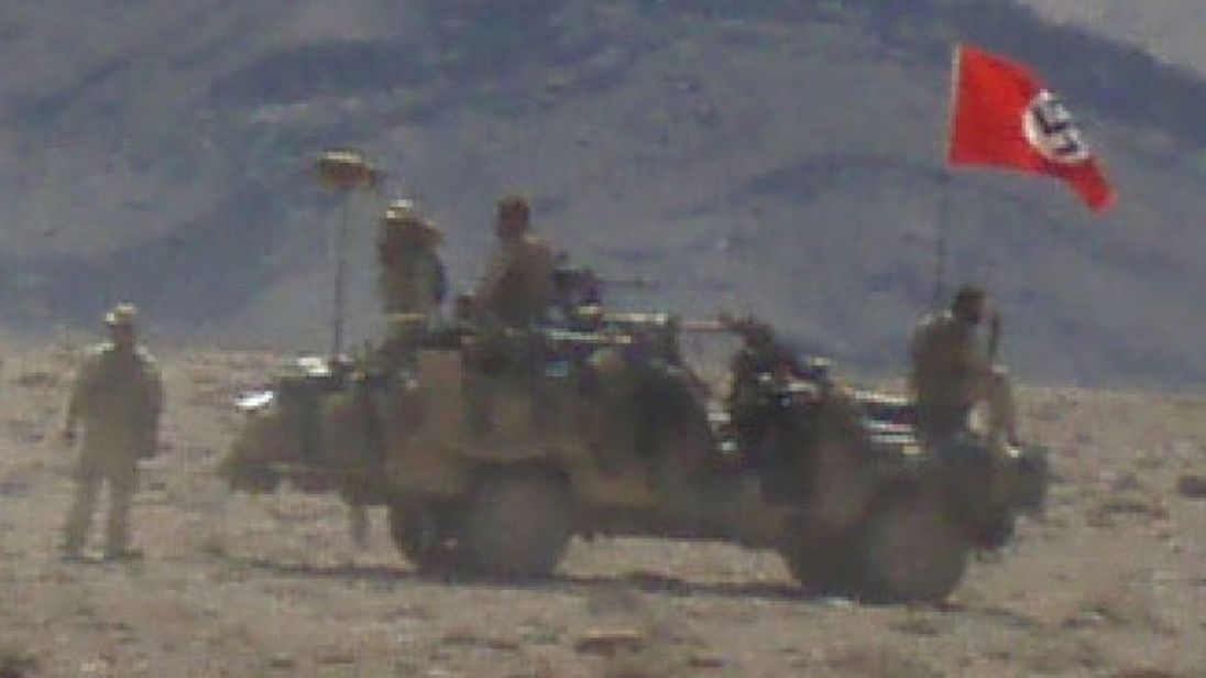 جنود استراليون يرفعون علما نازيا في افغانستان